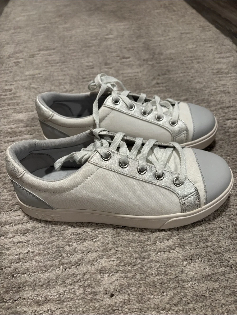 Ugg Kids Casual Lace-Up Sneakers in Light Gray size 4